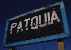 Oud bord bij het treinstation van Patquia
